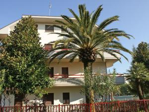 una palmera frente a un edificio en Apartment Magnolia by Interhome, en Porto dʼAscoli