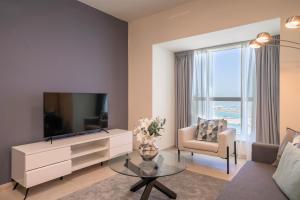 TV a/nebo společenská místnost v ubytování HiGuests - Stylish Apt with Incredible Views on Dubai Marina