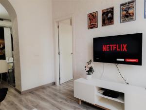 Televízia a/alebo spoločenská miestnosť v ubytovaní Beautiful flat with balcony and wifi in Málaga Center