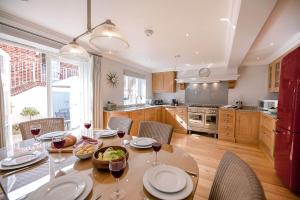uma cozinha com uma mesa com copos de vinho em Sea Crest Aldeburgh Air Manage Suffolk em Aldeburgh