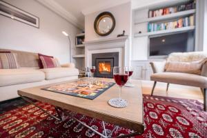 una sala de estar con una mesa con una copa de vino en Sea Crest Aldeburgh Air Manage Suffolk, en Aldeburgh