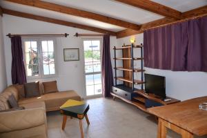 锡德Aquarius Hotel的客厅里有一张沙发和一台电视