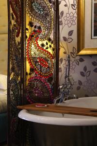 een badkamer met een spiegel naast een wastafel bij 24 Royal Terrace in Edinburgh