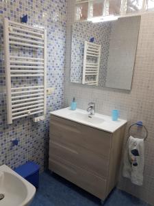 ein Bad mit einem Waschbecken und einem Spiegel in der Unterkunft Laguna Beach in Torrox Costa