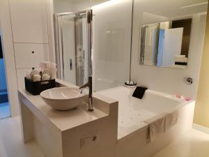 A bathroom at Motel Latino