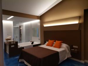 A bed or beds in a room at Motel Latino