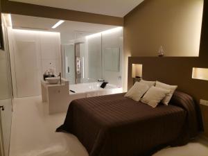 A bed or beds in a room at Motel Latino
