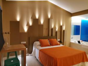 A bed or beds in a room at Motel Latino