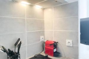 Pokój z czerwonym tosterem na ścianie w obiekcie Saint Etienne Studio Lot 3 w Tuluzie
