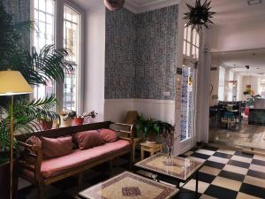 a living room with a couch and a table at Ronda Hotel Polo in Ronda