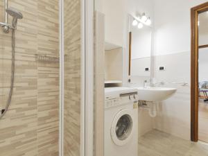 Ένα μπάνιο στο Apartment Condominio al Parco-5 by Interhome
