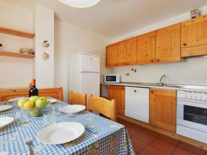 una cocina con una mesa con platos. en Apartment Cesa Palua by Interhome en Alba di Canazei