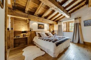 1 dormitorio con cama grande y techo de madera en Chalet La Bouclia, en Val dʼIsère 14 fotos más