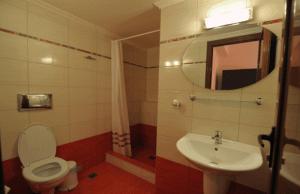 A bathroom at Panorama Spa Hotel