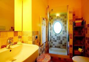 a bathroom with a sink and a shower at Podere Lucignano Secondo Agriturismo in Gaiole in Chianti