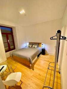 Schlafzimmer mit einem Bett, einem Schreibtisch und einem Stuhl in der Unterkunft Porto.Leça - Studios and Apts (Apt E) in Leça da Palmeira