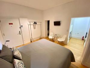 ein Schlafzimmer mit einem großen Bett in einem Zimmer in der Unterkunft Porto.Leça - Studios and Apts (Apt E) in Leça da Palmeira