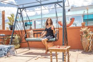 une femme assise sur une balançoire sur un bateau de croisière dans l'établissement Khweza Bed and Breakfast, à Nairobi