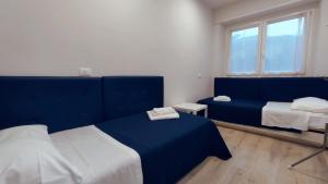 a bedroom with two beds and a window at Residence Mare Azzurro in Lerici