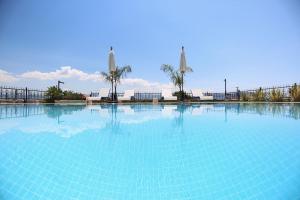 The swimming pool at or close to ALPSUITES SAFRAN