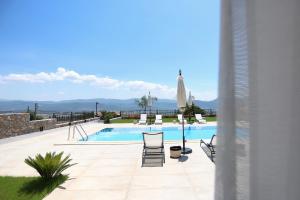 The swimming pool at or close to ALPSUITES SAFRAN