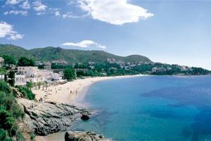 een uitzicht op een strand met mensen in het water bij Casa Almadrava in Roses
