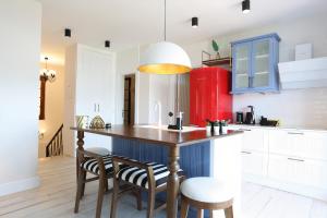 A kitchen or kitchenette at ALPSUITES SAFRAN