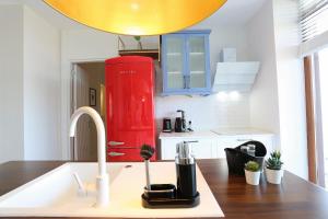 A kitchen or kitchenette at ALPSUITES SAFRAN