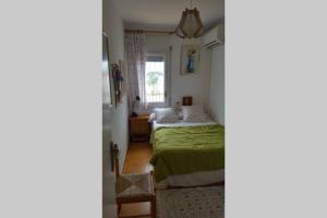 een slaapkamer met twee bedden en een raam bij Casa Almadrava in Roses +32 foto's