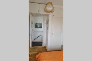 een slaapkamer met een bed en een hal bij Casa Almadrava in Roses