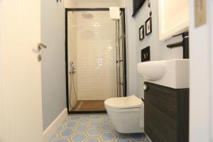 A bathroom at ALPSUITES SAFRAN