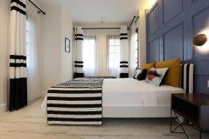 A bed or beds in a room at ALPSUITES SAFRAN