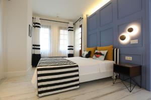 A bed or beds in a room at ALPSUITES SAFRAN