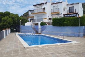 een zwembad voor een huis bij Casa Almadrava in Roses