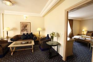 Postel nebo postele na pokoji v ubytování Regency Tunis Hotel