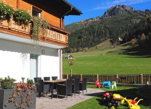 a patio with a table and chairs next to a house at Ferienwohnung Alpklang in Untertauern