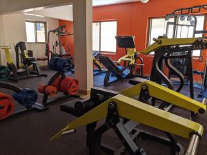 Fitness centrum a/nebo fitness zařízení v ubytování Prestige Hotel Suites