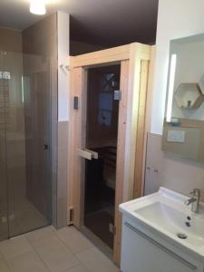 a bathroom with a shower and a sink at Lindenstr_ _Lille Hus 1_ in Zingst