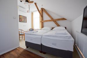 sypialnia z dużym łóżkiem w pokoju w obiekcie Salon Win Wine Bar & Apartments w mieście Jasło