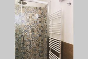 una ducha en un baño con cortina de ducha en "Come una Volta" Charme&Relax in citta' alta, en Bérgamo 10 fotos más