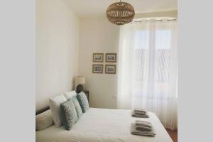 Un dormitorio con una cama con sábanas blancas y una ventana. en "Come una Volta" Charme&Relax in citta' alta, en Bérgamo