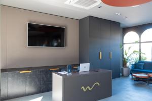 Modica Boutique Hotel的电视和/或娱乐中心