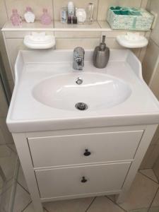 a white sink in a white bathroom at Ferienhaus Karin in Erfde