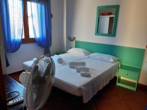 A bed or beds in a room at Mare & Mirice - Case Appartamenti Vacanza