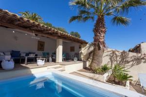 Bazén v ubytování Can Cosset Holiday Home nebo v jeho okolí