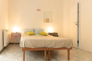 Archita Guest House في باري: غرفة نوم بسرير مع وسادتين صفراء