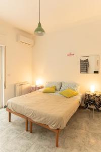 バーリにあるArchita Guest Houseのベッドルーム1室(大型ベッド1台、黄色い枕付)