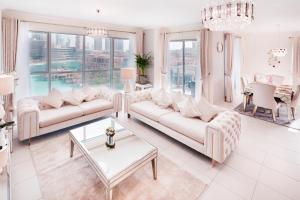 uma sala de estar com dois sofás e uma mesa em Elite Royal Apartment - Full Burj Khalifa & Fountain View - Brilliant - 2 bedrooms & 1 open bedroom without partition no Dubai mais 30 fotografias