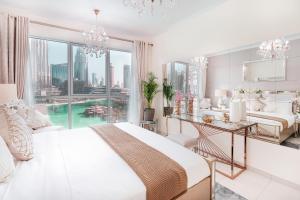 um quarto com uma cama e vista para a cidade em Elite Royal Apartment - Full Burj Khalifa & Fountain View - Brilliant - 2 bedrooms & 1 open bedroom without partition no Dubai