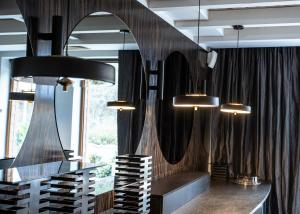 una sala de degustación con un montón de estantes de vino en Hotel Natura Residence Business&SPA, en Siewierz